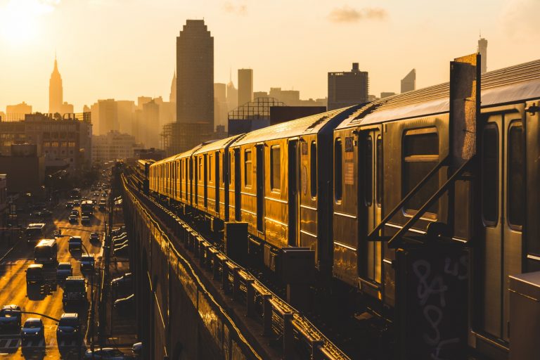 World Railways夕日を浴びて走るニューヨークの地下鉄　アメリカの鉄道風景