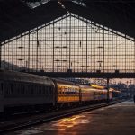 ハンガリー　夕暮れのブダペスト駅　ハンガリーの鉄道風景