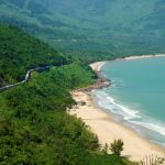 ラン・コー・ビーチそばをゆく列車　ベトナムの鉄道風景