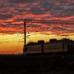 夕焼けの中を走る機関車