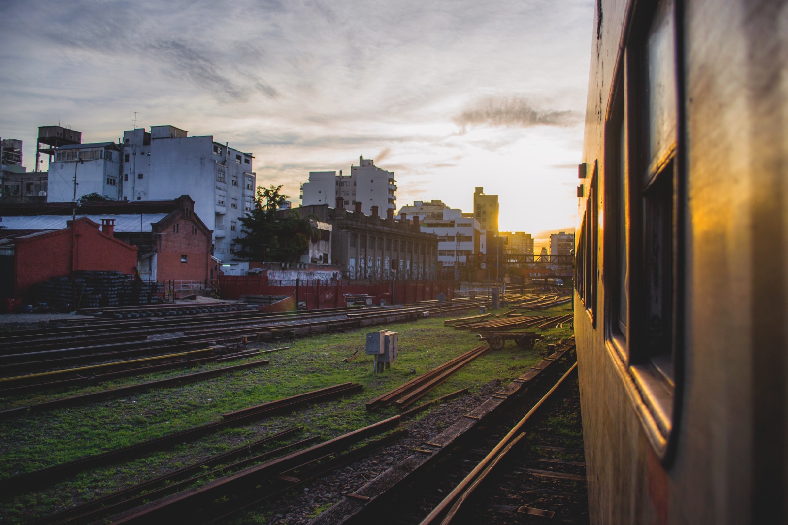 夕暮れの車窓　アルゼンチンの鉄道風景